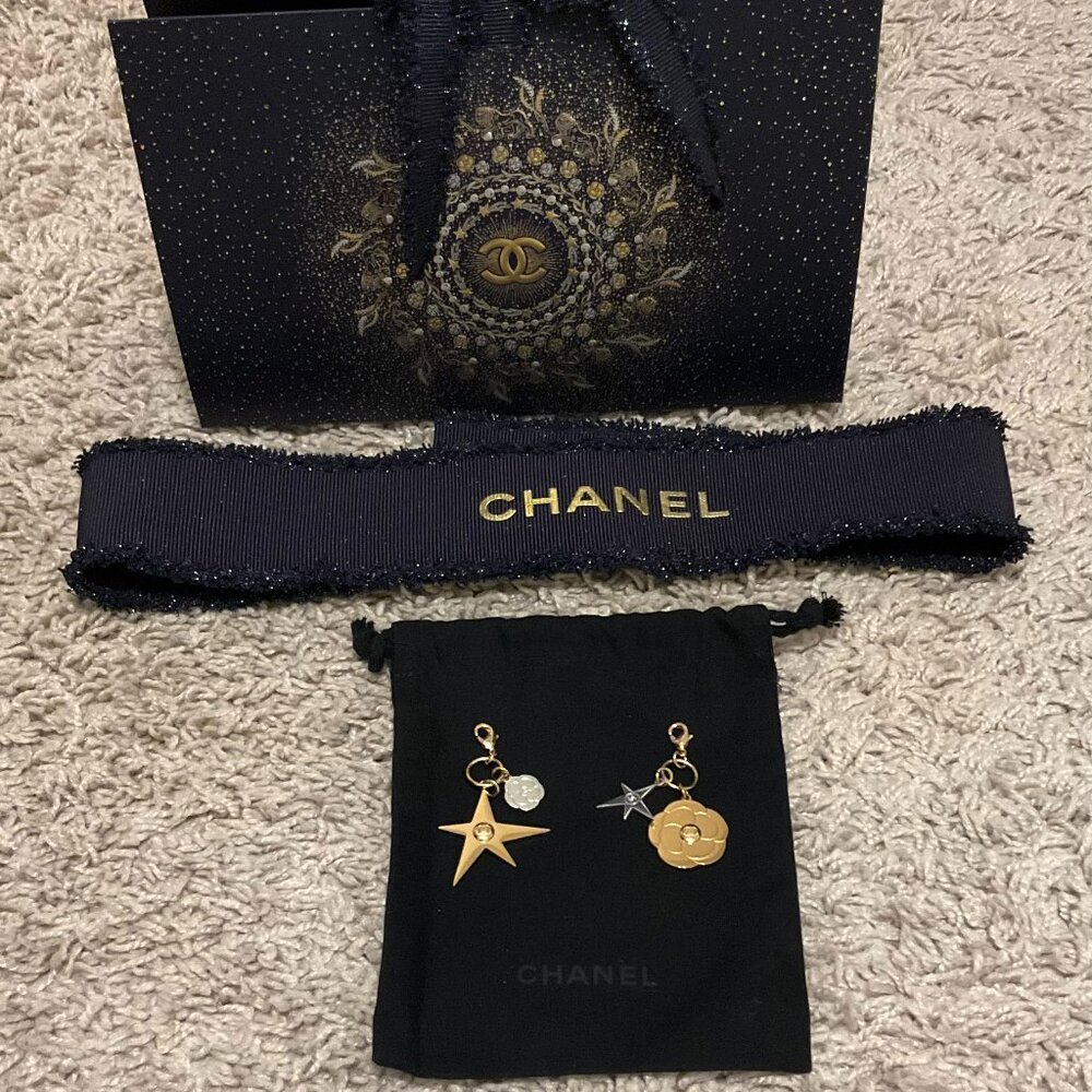 CHANEL LIMITED EDITION HOLIDAY 2025 CAMELLIA AND STAR CHARMS, NAVY SPARKLE RIBBO